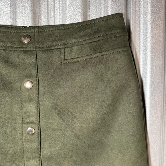 LOFT Olive Green Faux Suede Button-Down Mini Skirt, size 2, Holiday Party - Picture 5 of 9